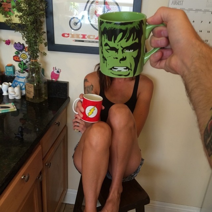 Illustration de l'article : He transforms the members of his family into superheroes thanks to his wacky mugs