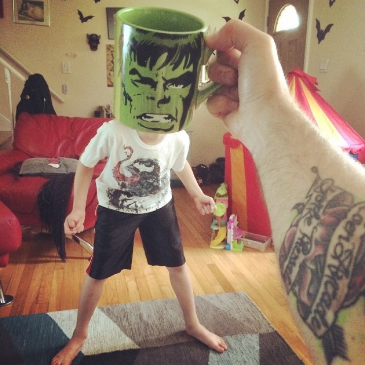 Illustration de l'article : He transforms the members of his family into superheroes thanks to his wacky mugs