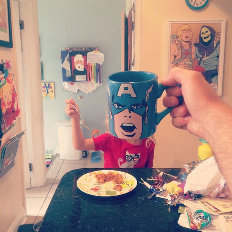 Illustration de l'article : He transforms the members of his family into superheroes thanks to his wacky mugs