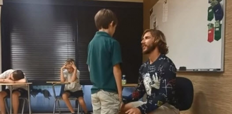 Illustration de l'article : He starts each day's lessons by complimenting his students one at a time... Here's why: