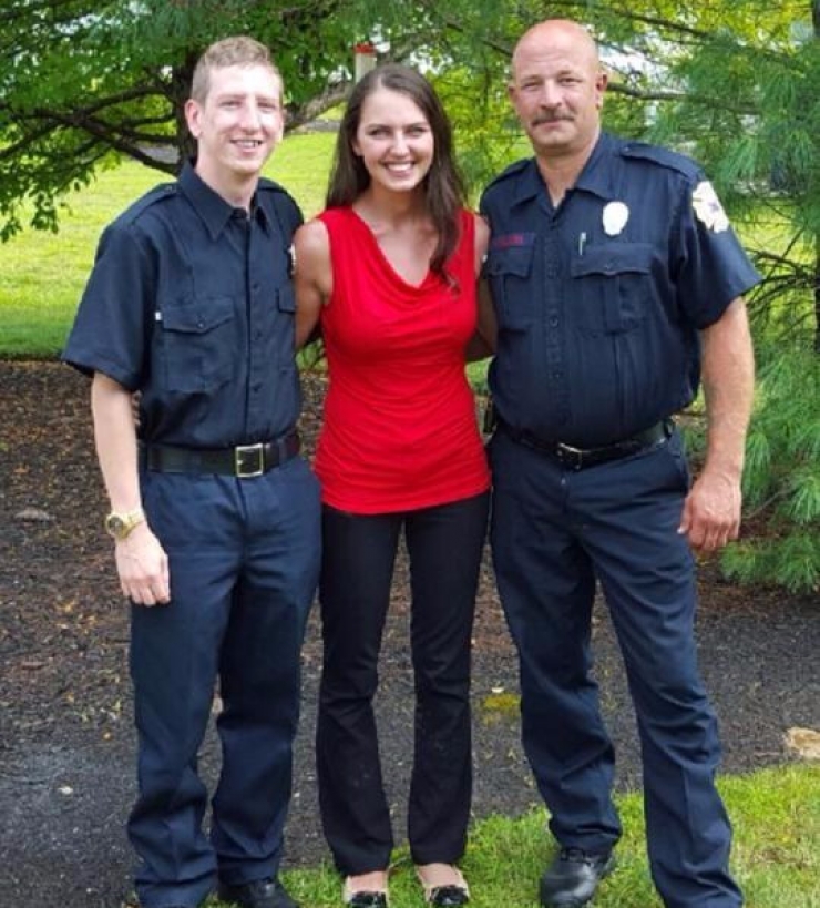 Illustration de l'article : A waitress pays the bill for 2 firemen, but they are the ones who really give the most beautiful gift...