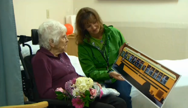 Illustration de l'article : This bus goes by this granny's house everyday, and she and the students had the habit of waving hello... One day she was no longer there, and the students did something beautiful!