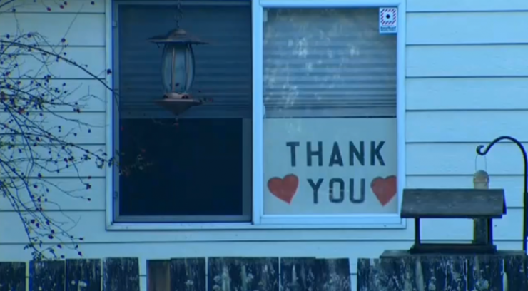 Illustration de l'article : This bus goes by this granny's house everyday, and she and the students had the habit of waving hello... One day she was no longer there, and the students did something beautiful!