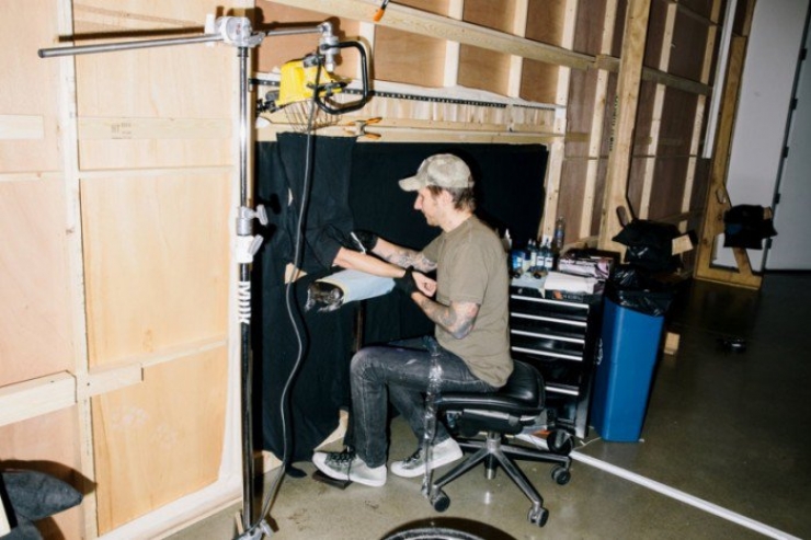 Illustration de l'article : This man tattoos people's arms, and they don't know what he's going to draw... Would you dare?