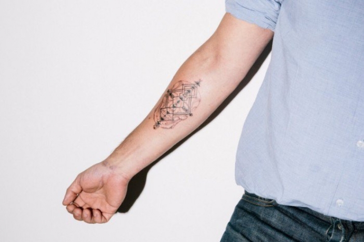 Illustration de l'article : This man tattoos people's arms, and they don't know what he's going to draw... Would you dare?