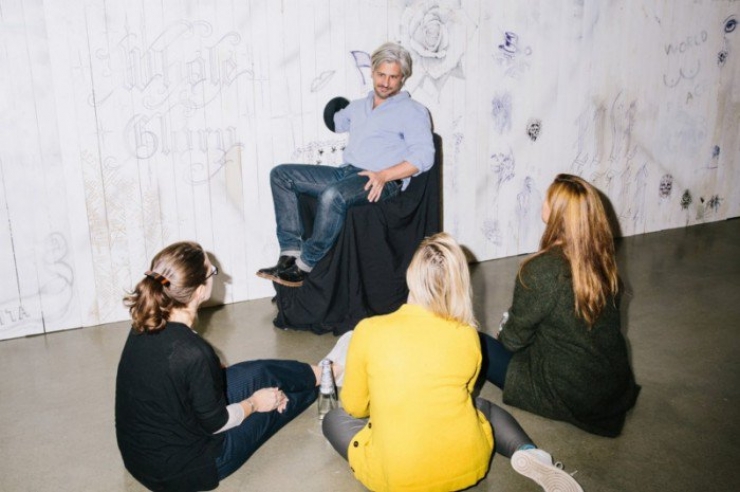 Illustration de l'article : This man tattoos people's arms, and they don't know what he's going to draw... Would you dare?