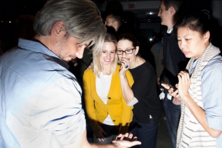 Illustration de l'article : This man tattoos people's arms, and they don't know what he's going to draw... Would you dare?