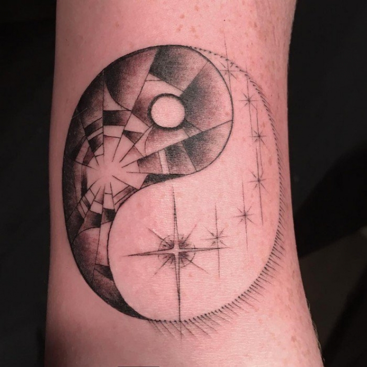 Illustration de l'article : This man tattoos people's arms, and they don't know what he's going to draw... Would you dare?