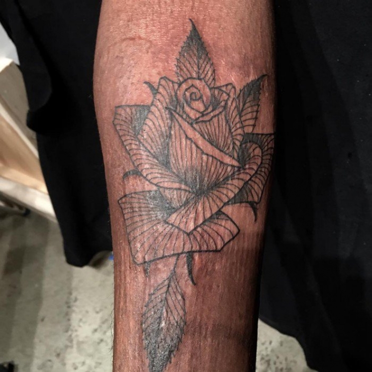 Illustration de l'article : This man tattoos people's arms, and they don't know what he's going to draw... Would you dare?