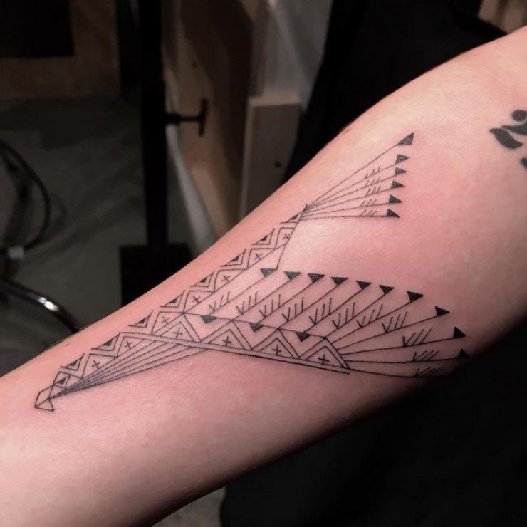 Illustration de l'article : This man tattoos people's arms, and they don't know what he's going to draw... Would you dare?