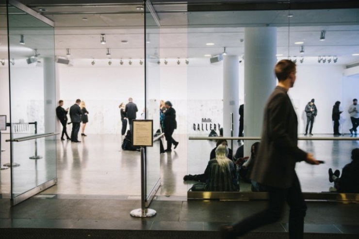 Illustration de l'article : This man tattoos people's arms, and they don't know what he's going to draw... Would you dare?