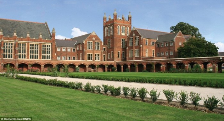 Illustration de l'article : One of the filming locations for Harry Potter is now up for sale. Notice to (wealthy) fans!