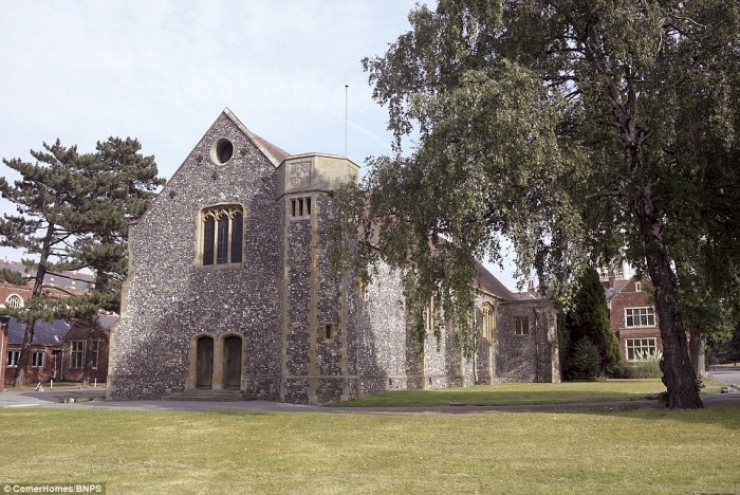 Illustration de l'article : One of the filming locations for Harry Potter is now up for sale. Notice to (wealthy) fans!