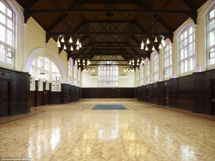 Illustration de l'article : One of the filming locations for Harry Potter is now up for sale. Notice to (wealthy) fans!