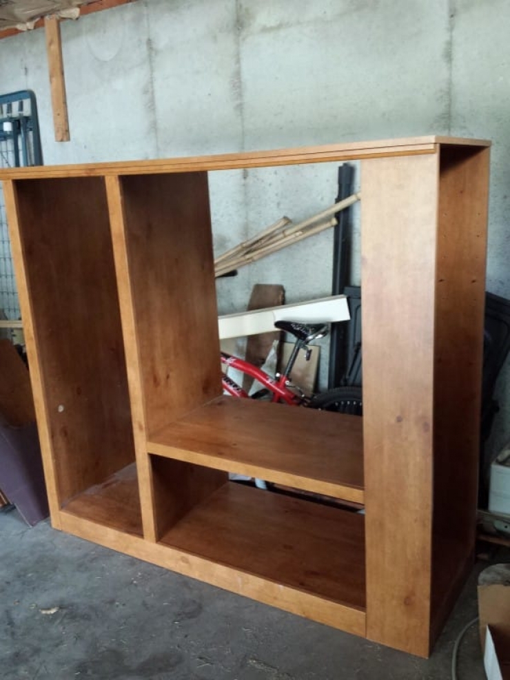 Illustration de l'article : To make his daughter happy, he transformed an old TV cabinet into a princess dressing room...
