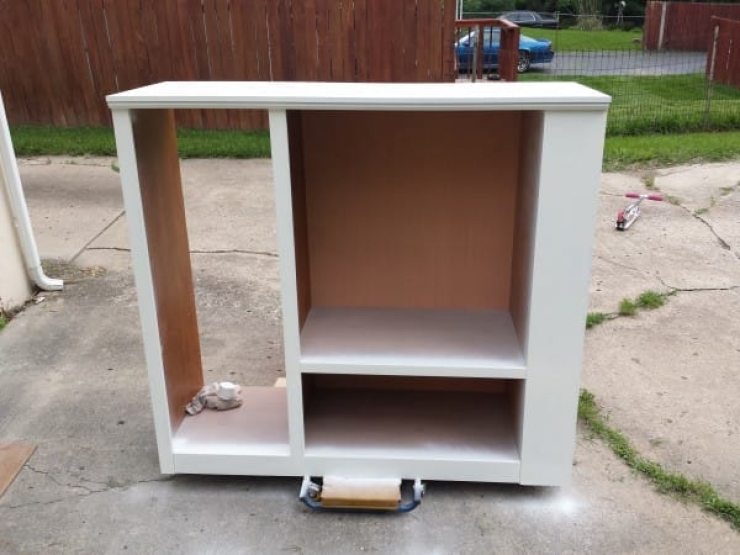 Illustration de l'article : To make his daughter happy, he transformed an old TV cabinet into a princess dressing room...
