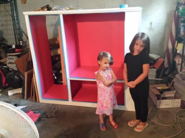 Illustration de l'article : To make his daughter happy, he transformed an old TV cabinet into a princess dressing room...