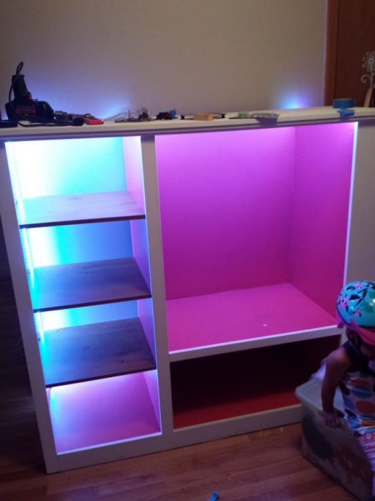 Illustration de l'article : To make his daughter happy, he transformed an old TV cabinet into a princess dressing room...