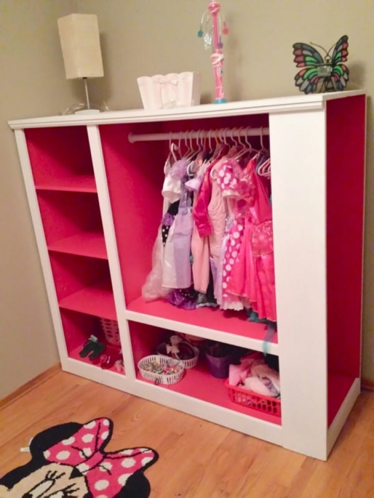 Illustration de l'article : To make his daughter happy, he transformed an old TV cabinet into a princess dressing room...