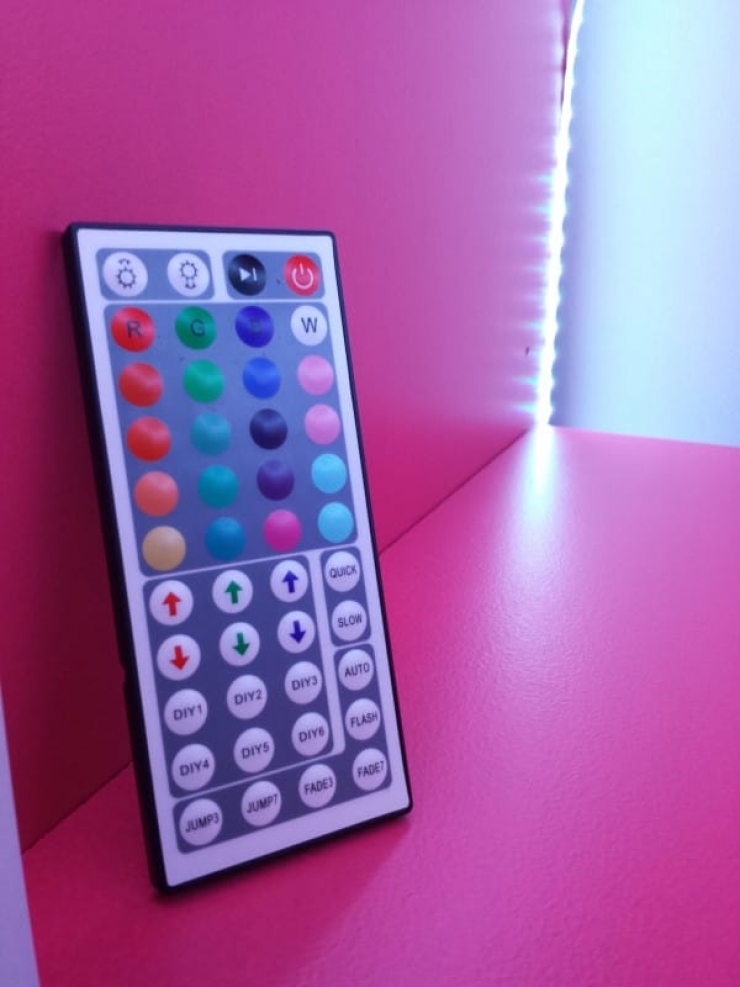 Illustration de l'article : To make his daughter happy, he transformed an old TV cabinet into a princess dressing room...