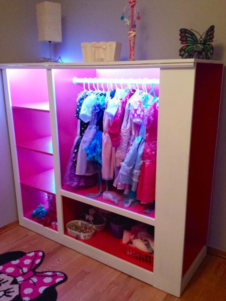 Illustration de l'article : To make his daughter happy, he transformed an old TV cabinet into a princess dressing room...