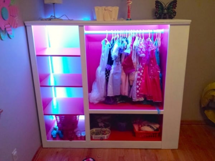 Illustration de l'article : To make his daughter happy, he transformed an old TV cabinet into a princess dressing room...