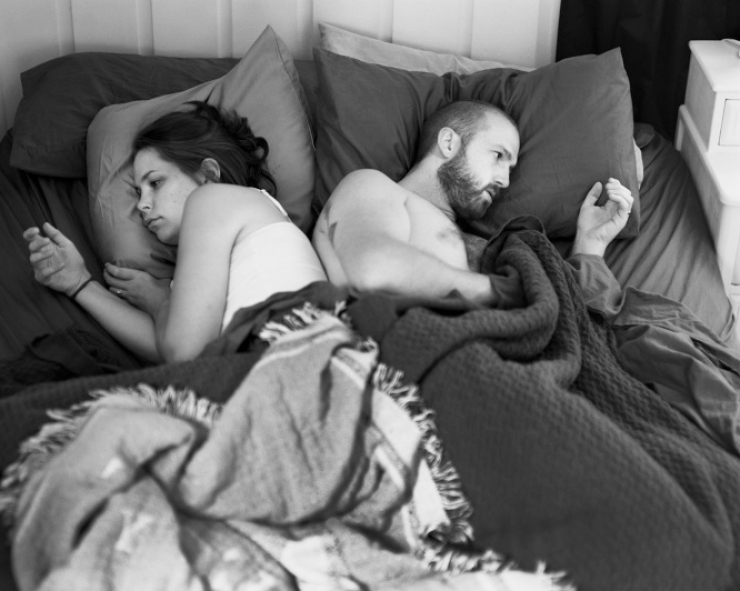 Illustration de l'article : This photographer removes mobile devices from his pictures to show how addicted we have become...