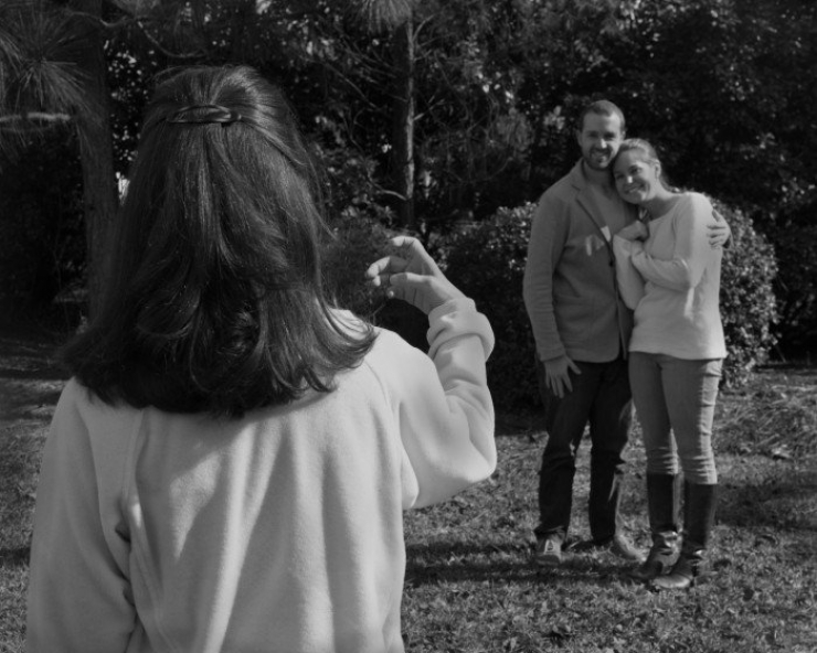 Illustration de l'article : This photographer removes mobile devices from his pictures to show how addicted we have become...