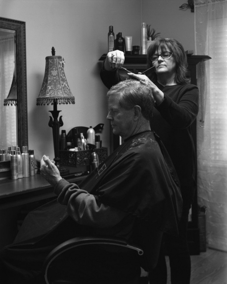 Illustration de l'article : This photographer removes mobile devices from his pictures to show how addicted we have become...