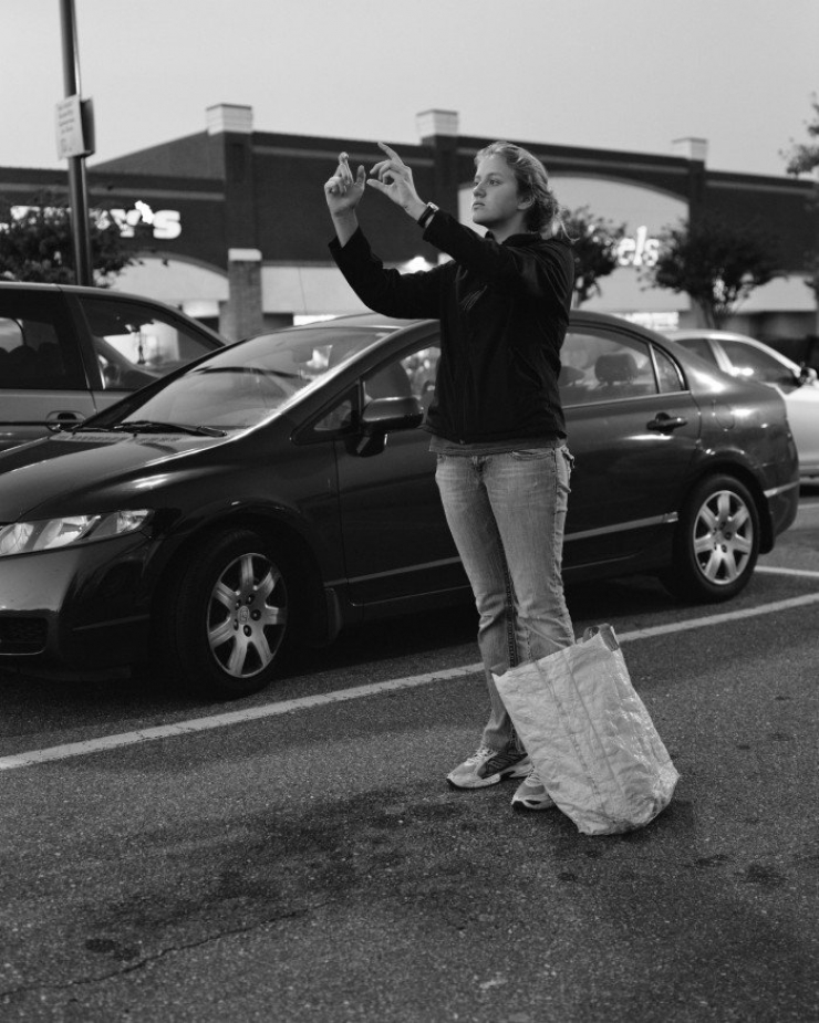 Illustration de l'article : This photographer removes mobile devices from his pictures to show how addicted we have become...