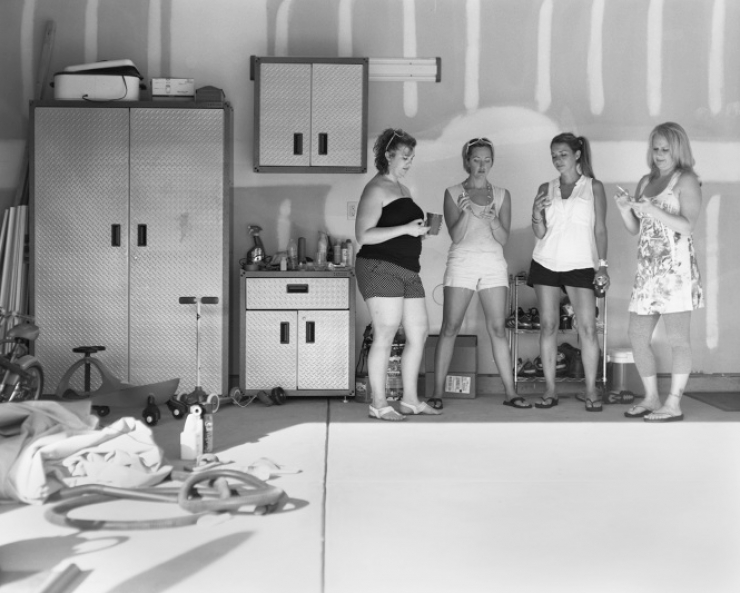 Illustration de l'article : This photographer removes mobile devices from his pictures to show how addicted we have become...