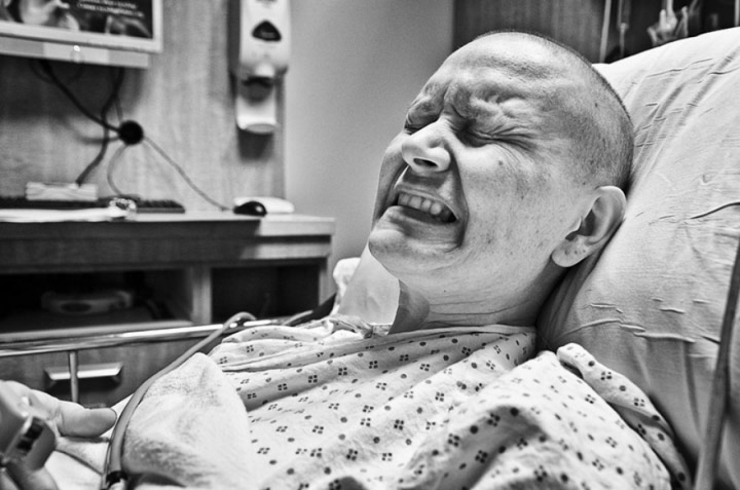 Illustration de l'article : This husband tries to sensitize the web by immortalizing the ravages cancer had on his wife...