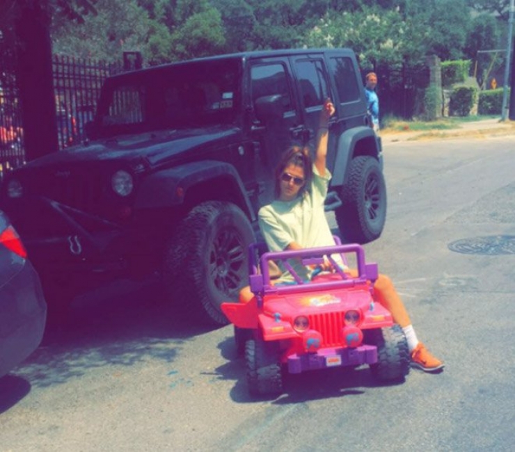 Illustration de l'article : Her driver's license was suspended and she found a special means of transportation to get to class...