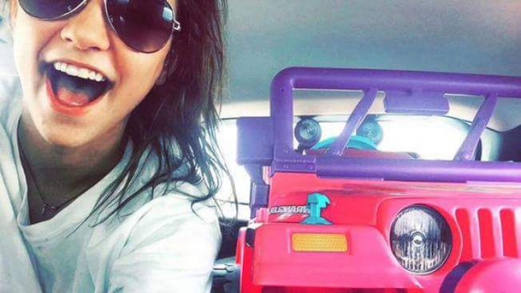 Illustration de l'article : Her driver's license was suspended and she found a special means of transportation to get to class...