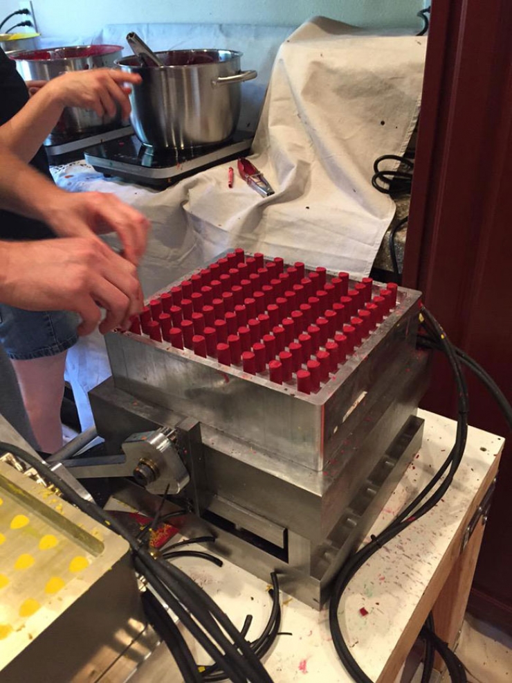 Illustration de l'article : For 4 years he has colected used crayons with a beautiful goal in mind! A man with a big heart...