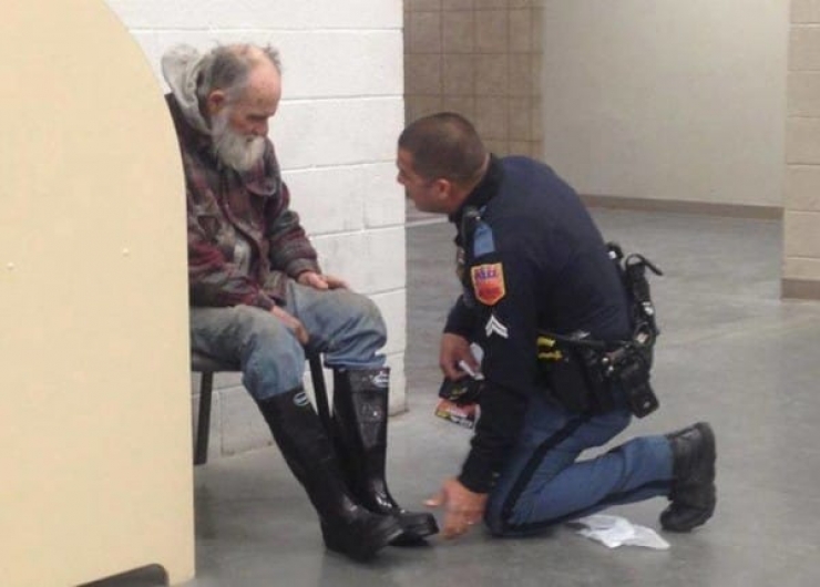 Illustration de l'article : This homeless man refuses to leave the store! A police officer approached and what he saw broke his heart...