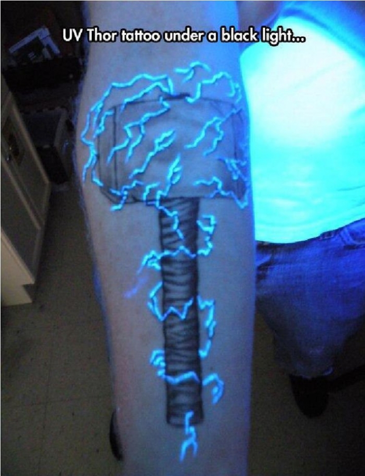 Illustration de l'article : Discrete during the day, these tattoos under a black light are beautiful at night...