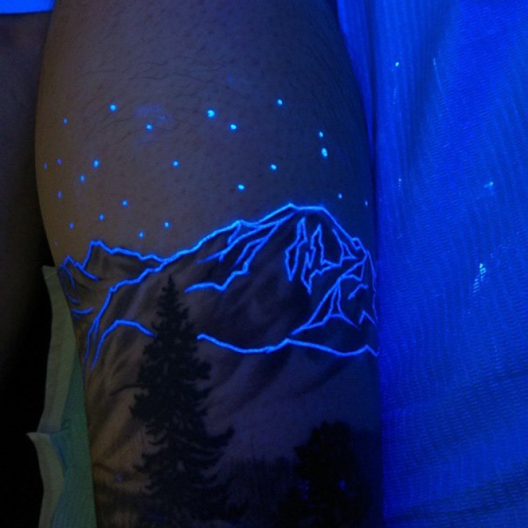 Illustration de l'article : Discrete during the day, these tattoos under a black light are beautiful at night...