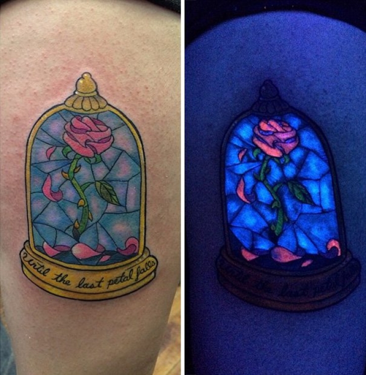 Illustration de l'article : Discrete during the day, these tattoos under a black light are beautiful at night...
