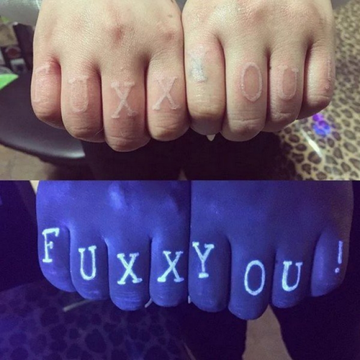 Illustration de l'article : Discrete during the day, these tattoos under a black light are beautiful at night...