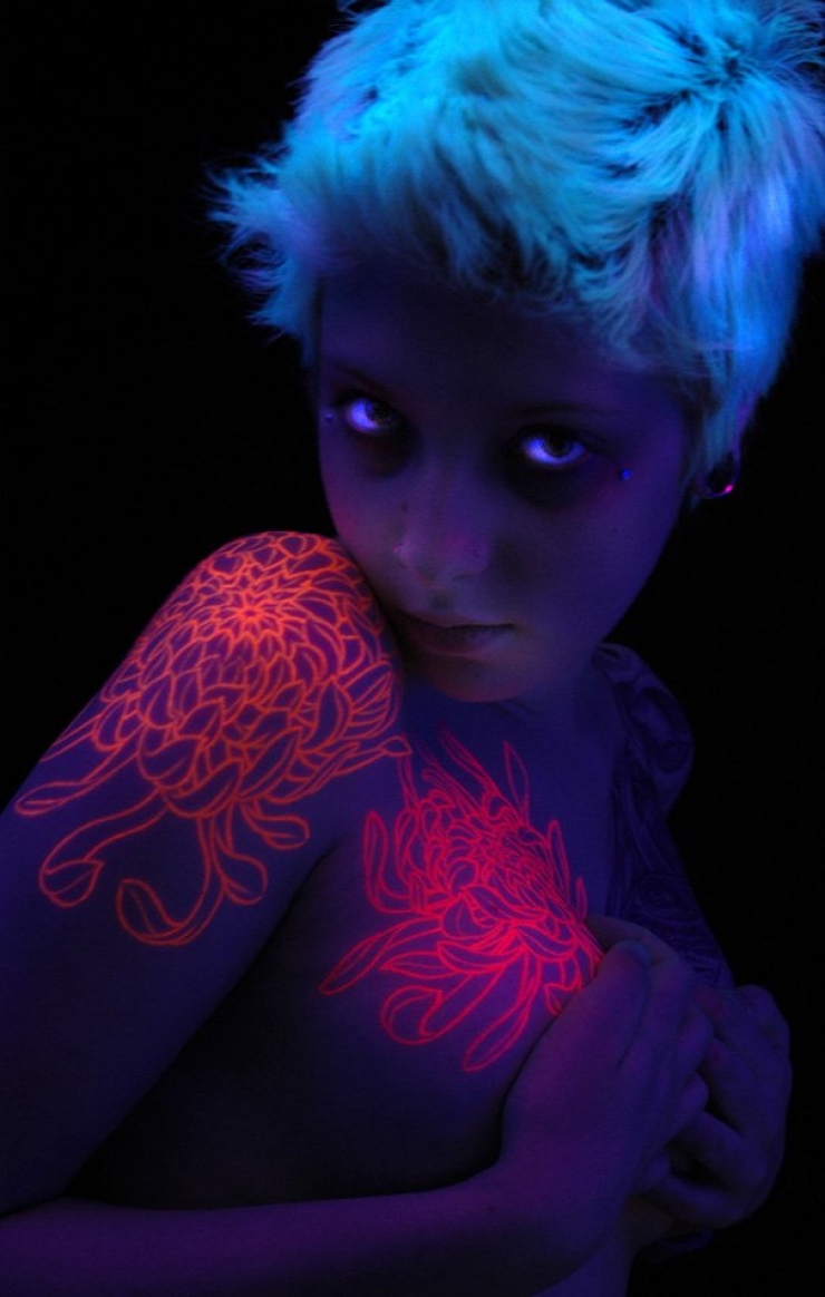 Illustration de l'article : Discrete during the day, these tattoos under a black light are beautiful at night...