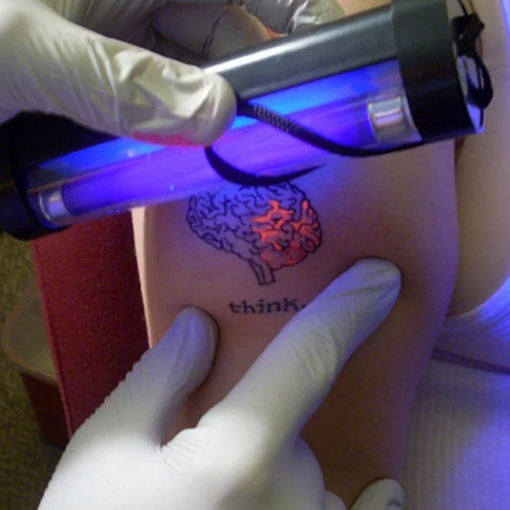 Illustration de l'article : Discrete during the day, these tattoos under a black light are beautiful at night...