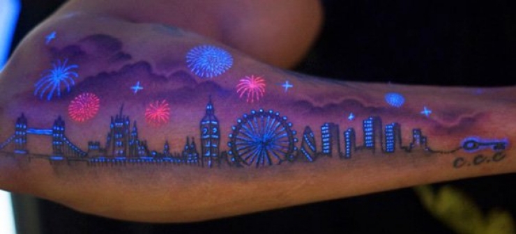 Illustration de l'article : Discrete during the day, these tattoos under a black light are beautiful at night...