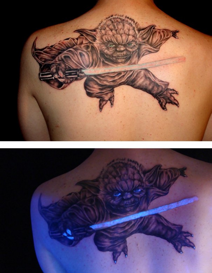 Illustration de l'article : Discrete during the day, these tattoos under a black light are beautiful at night...
