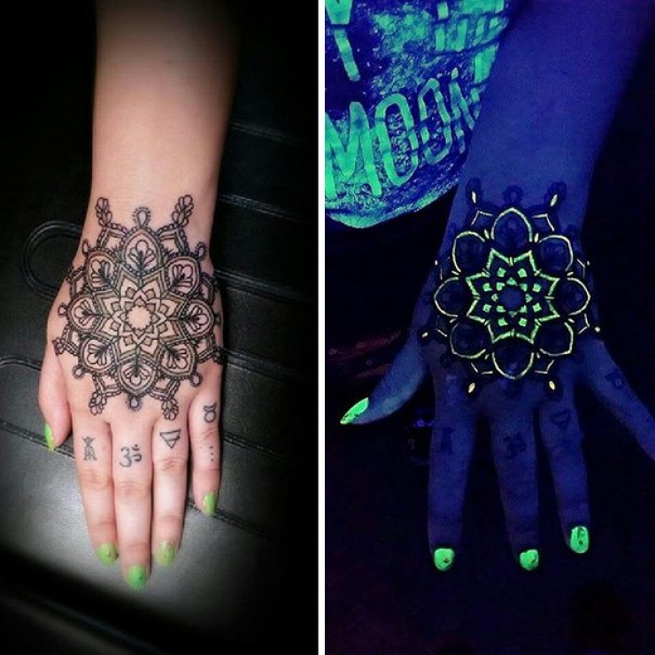 Illustration de l'article : Discrete during the day, these tattoos under a black light are beautiful at night...