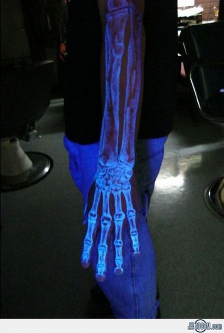 Illustration de l'article : Discrete during the day, these tattoos under a black light are beautiful at night...