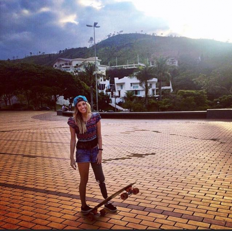 Illustration de l'article : At first glance, she looks like just a girl, but when you look closer,you discover a true heroine!