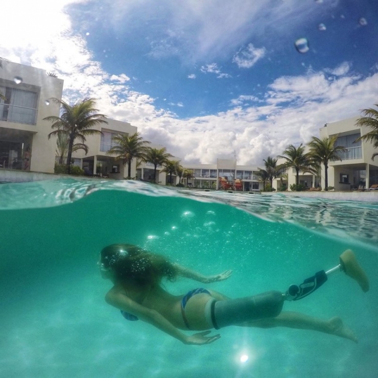 Illustration de l'article : At first glance, she looks like just a girl, but when you look closer,you discover a true heroine!