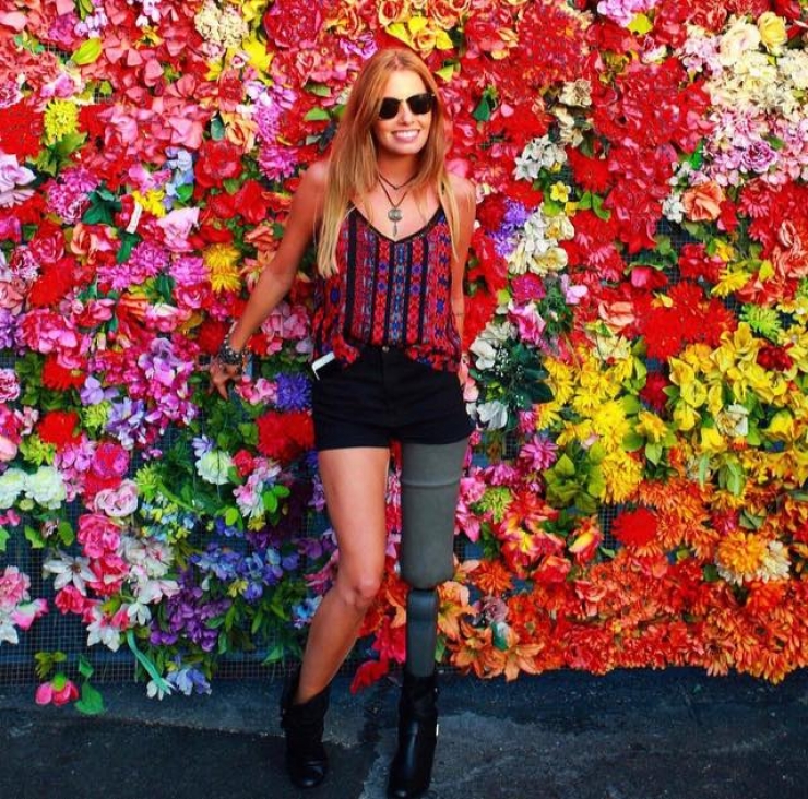 Illustration de l'article : At first glance, she looks like just a girl, but when you look closer,you discover a true heroine!