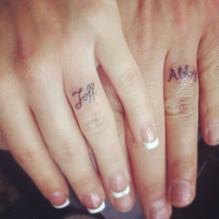 Illustration de l'article : What if we replaced wedding rings with unique tattoos? These 19 people did!